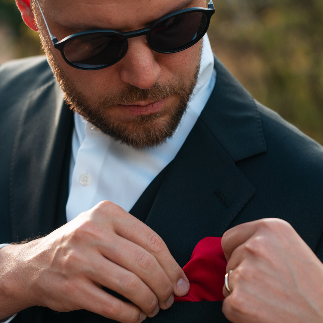 3 Möglichkeiten, um ein Einstecktuch zu falten