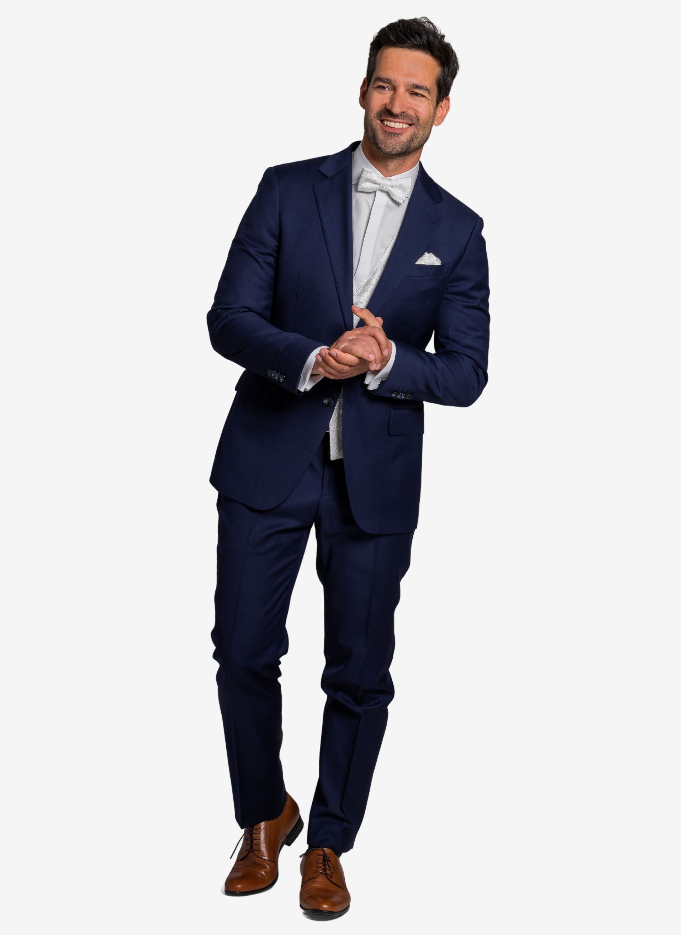 Eleganter Hochzeitsanzug bestehend aus Sakko, weißem Hemd, Hose und braunen Lederschuhen