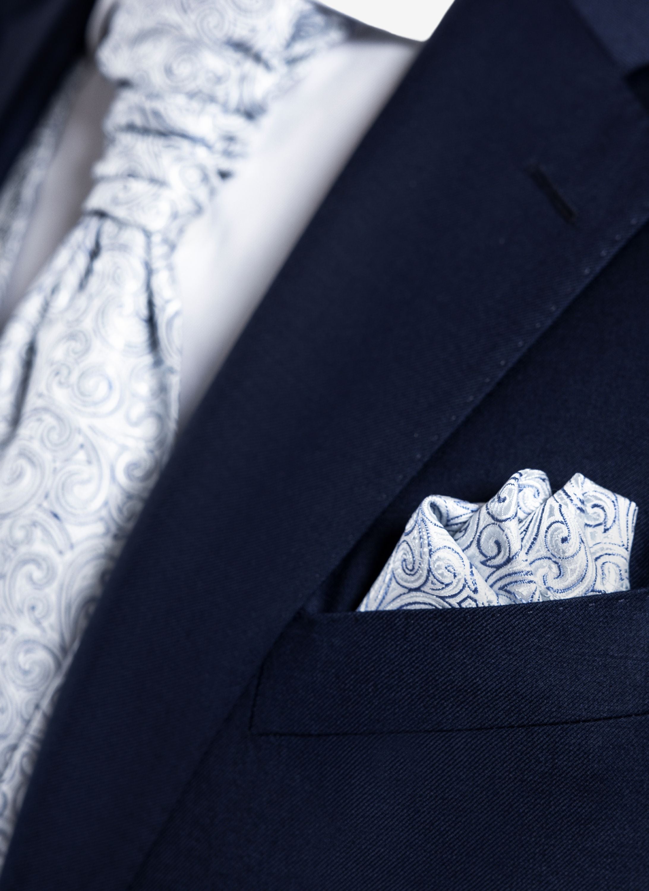 Hellblaues Hochzeitseinstecktuch in blauem Anzug.