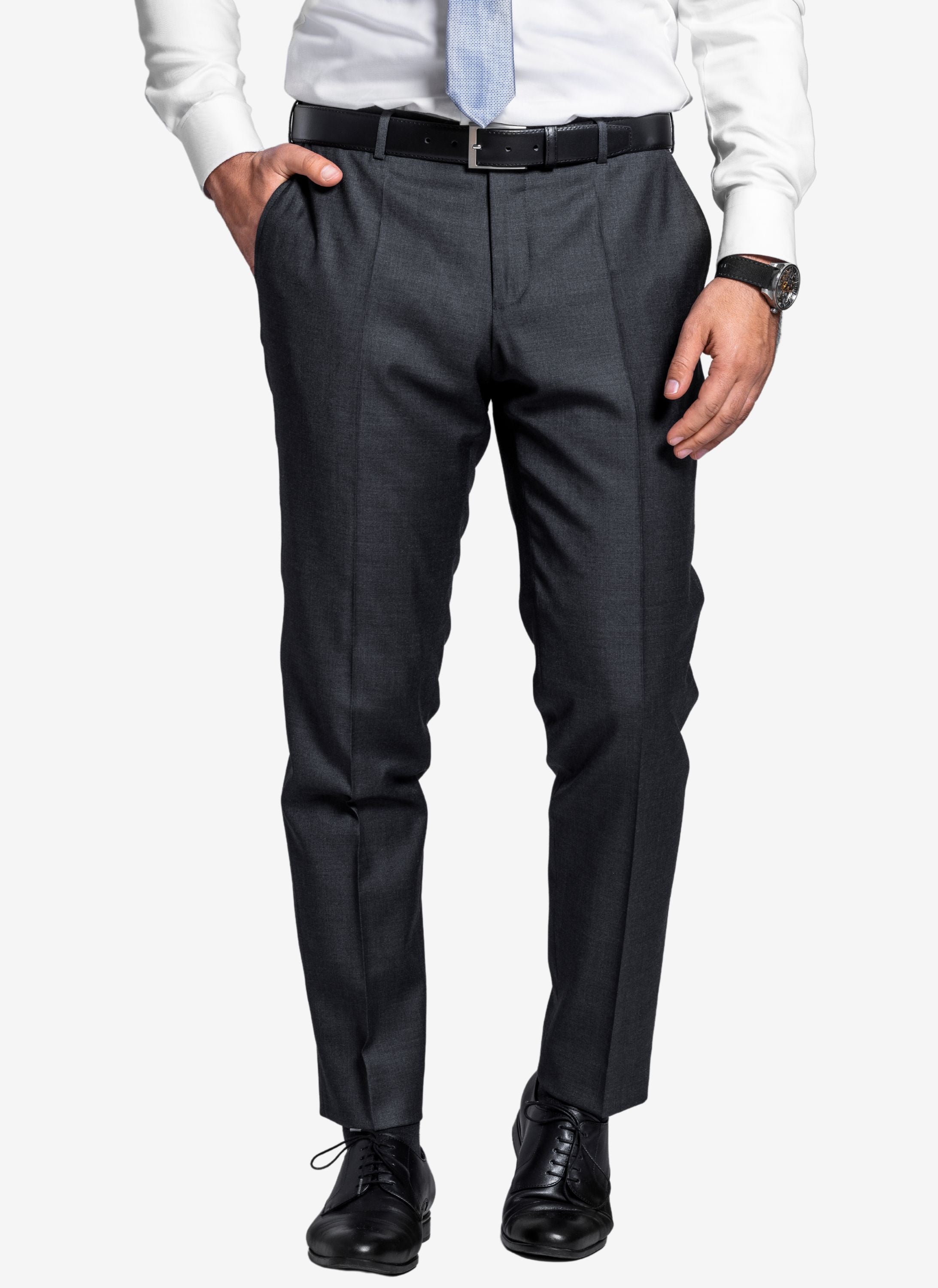 Hochwertige Anzughose ind Anthrazit mit schwarzem Ledergürtel und schwarzen Lederschuhen.