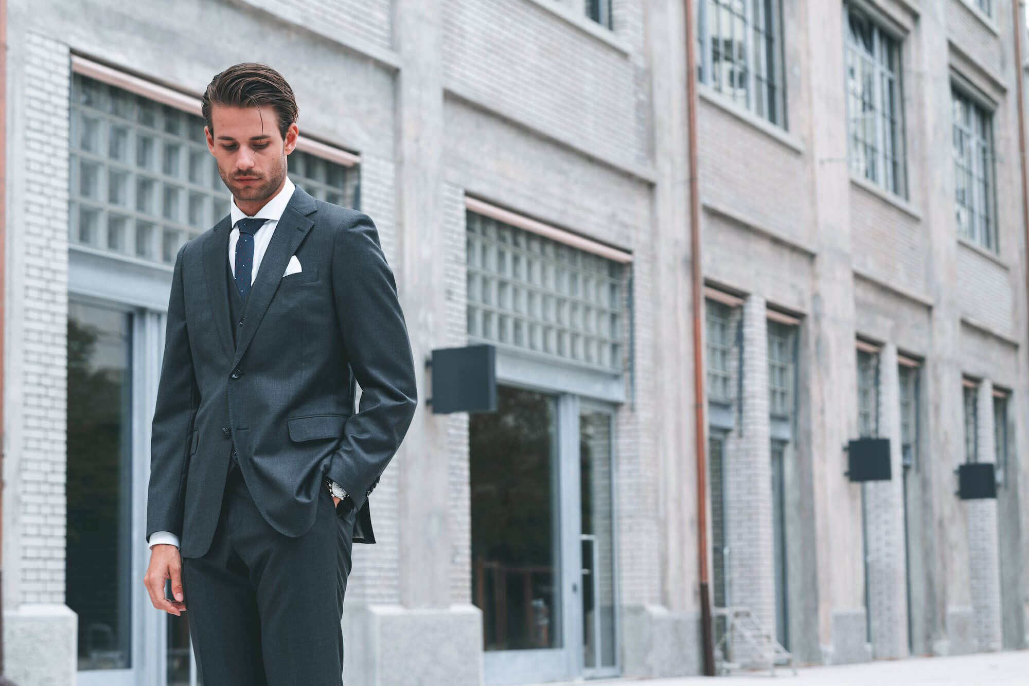 Junger Mann im Anzug mit Krawatte