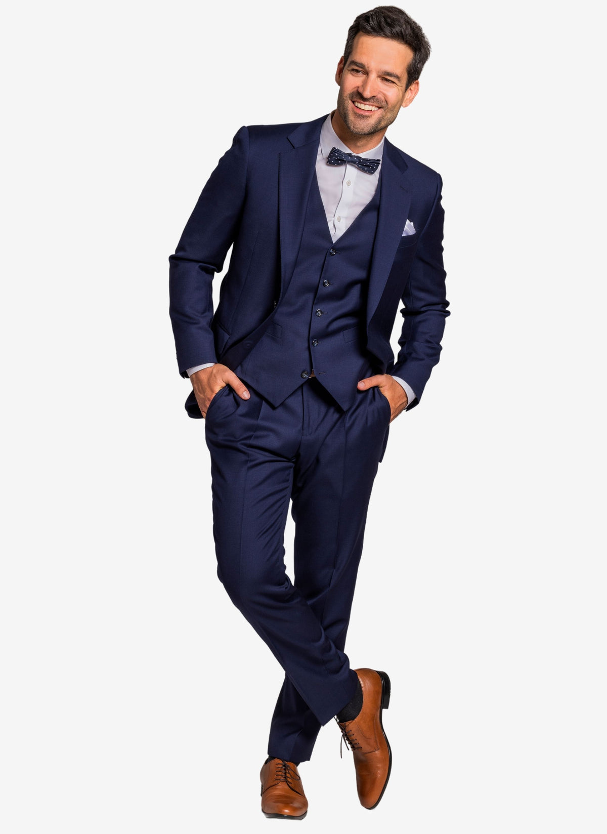 Festlicher blauer Anzug mit blauer Weste, weissem Hemd, blauer Fliege, und Cognac Schuhe und Gurt