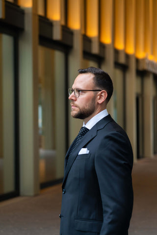 Seitenprofil von einem Mann in Anzug und Krawatte